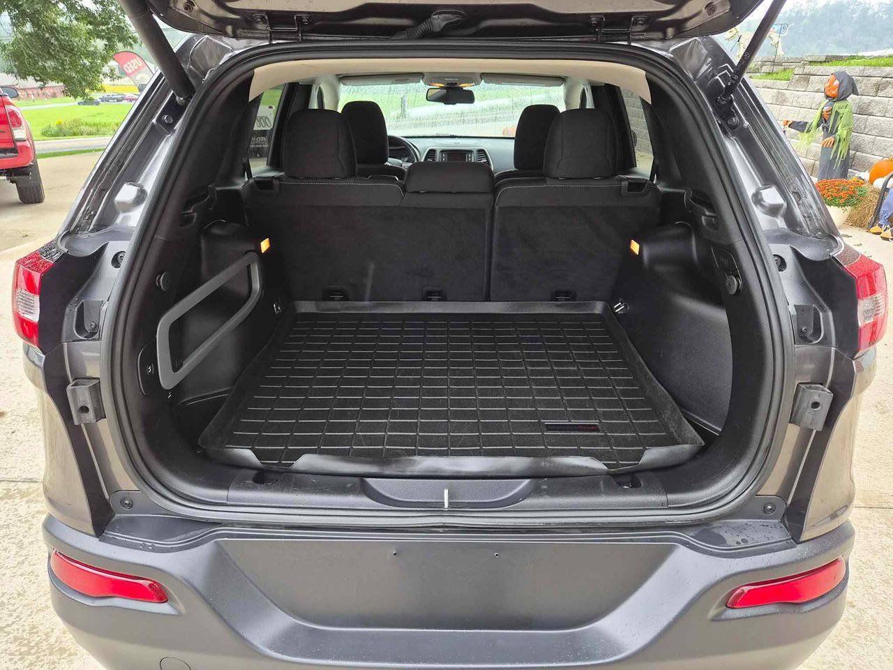 Used 2016 Jeep Cherokee Latitude w/ Comfort/Convenience Group AWD/4WD image 18