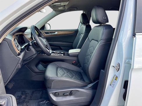 Used 2025 Volkswagen Atlas SE image 21