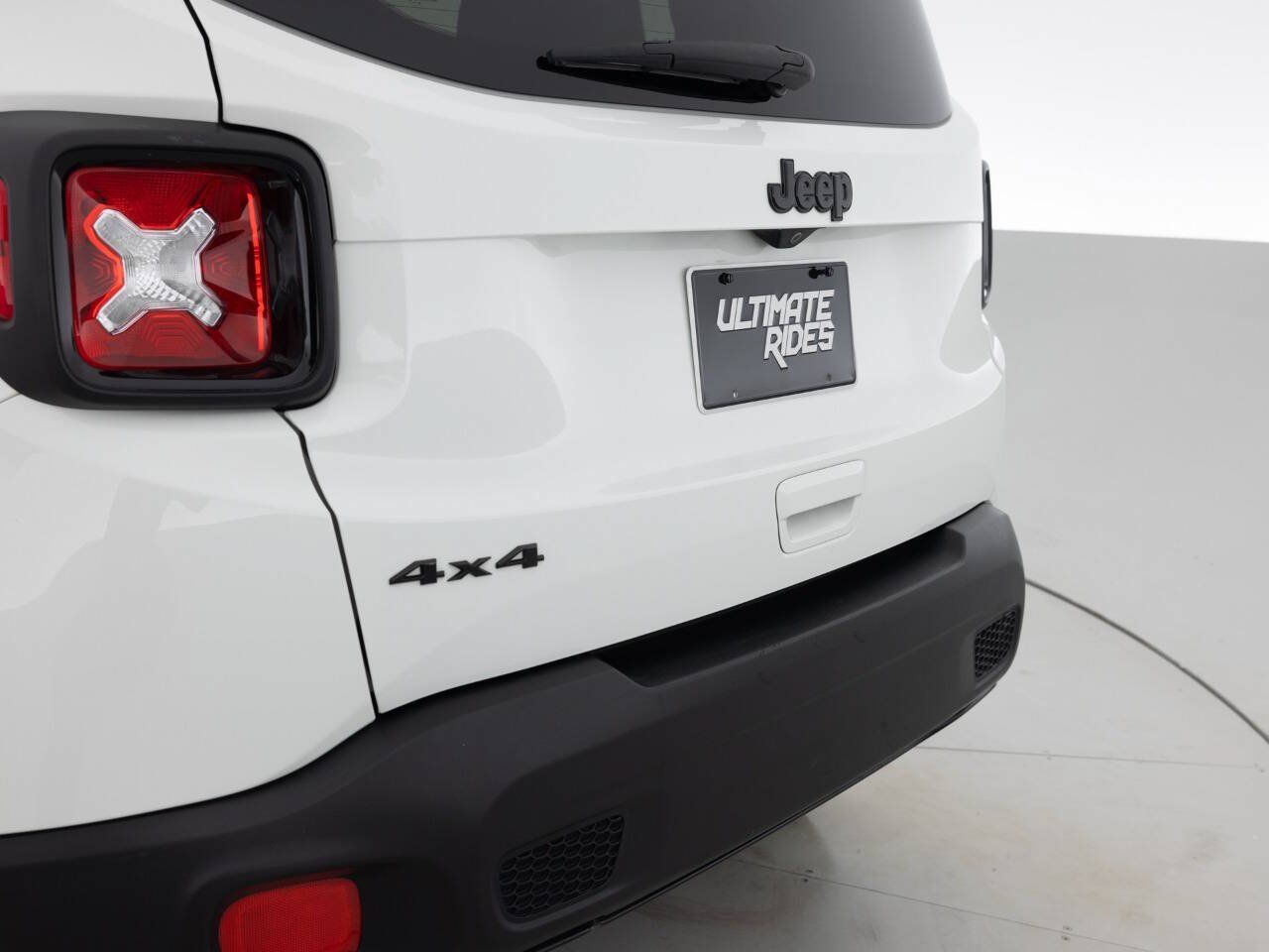 Used 2018 Jeep Renegade Altitude w/ UConnect 8.4 Nav Group AWD/4WD image 16