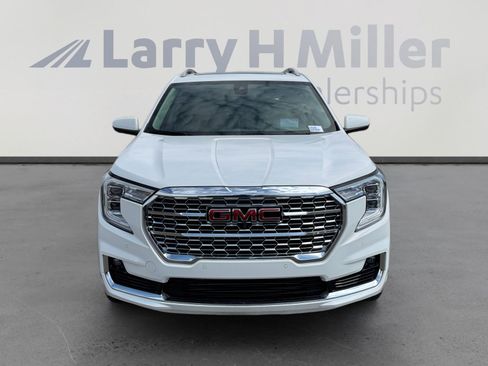 Used 2024 GMC Terrain Denali w/ Denali Premium Package AWD/4WD image 8
