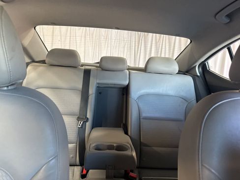 Used 2020 Hyundai Elantra Limited image 21