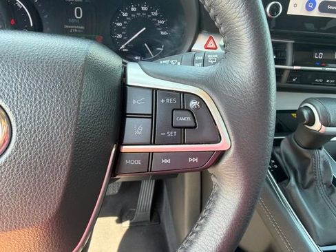 Used 2025 Toyota Sienna XLE FWD image 31