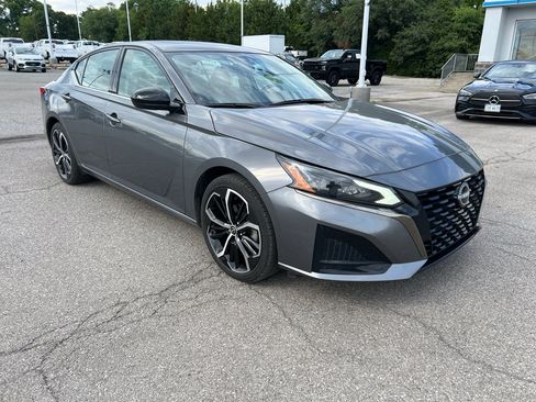 Used 2024 Nissan Altima 2.5 SR w/ SR Premium Package FWD image 2