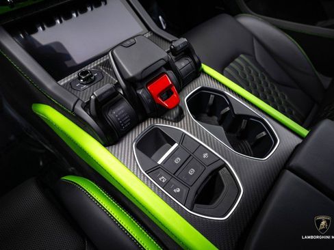 Used 2025 Lamborghini Urus SE image 35