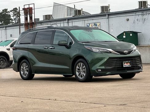 Certified 2026 Toyota Sienna XLE FWD image 8