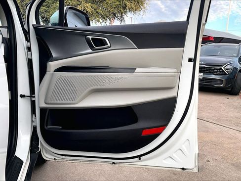 Used 2024 Kia Carnival LX image 21