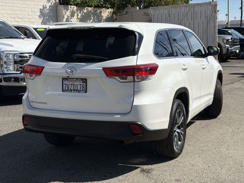 Used 2017 Toyota Highlander LE FWD image 5