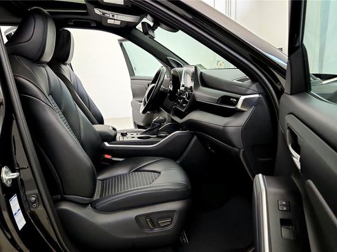 Used 2021 Toyota Highlander XSE image 17