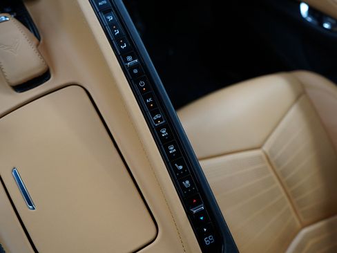 Used 2022 Chevrolet Corvette Stingray Premium Conv w/ Z51 Performance Package RWD image 22