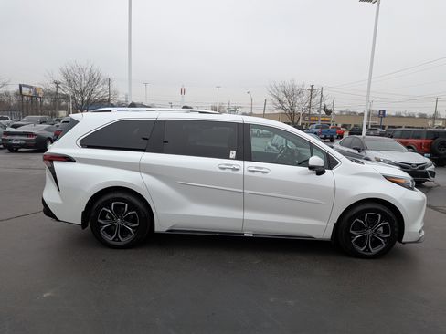 Certified 2025 Toyota Sienna Platinum image 10