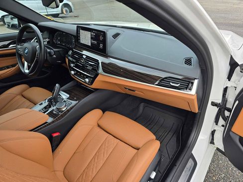 Used 2023 BMW 530e xDrive w/ Premium Package image 12