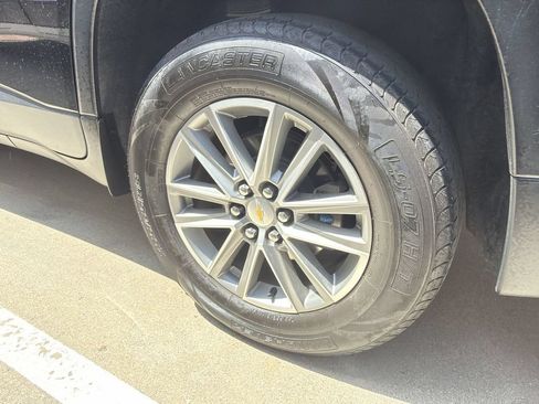 Used 2022 Chevrolet Traverse LT FWD image 5