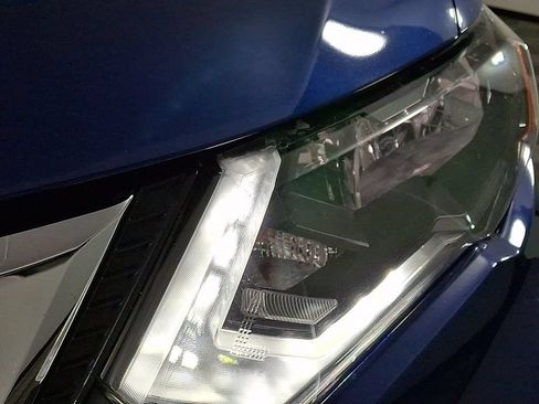 Used 2017 Nissan Rogue SV AWD/4WD image 12