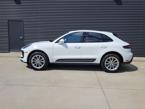 New 2026 Porsche Macan image 2
