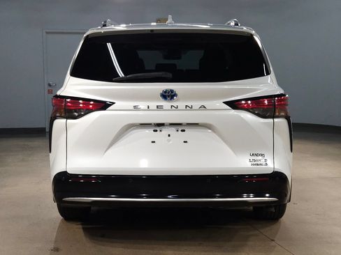 Certified 2024 Toyota Sienna Limited FWD image 6
