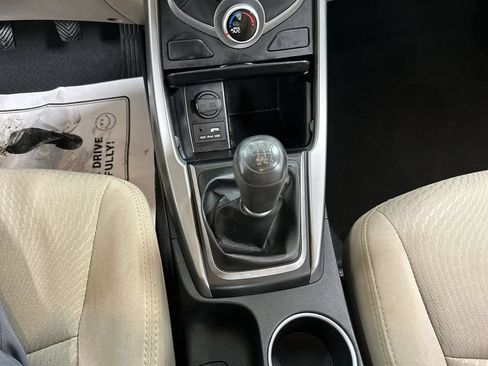 Used 2014 Hyundai Elantra SE FWD image 16