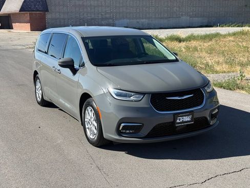 Used 2023 Chrysler Pacifica Touring-L FWD image 2