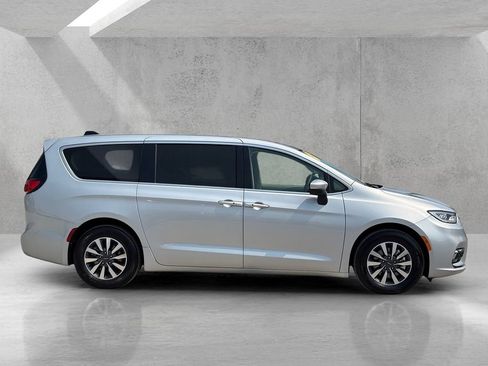 Used 2023 Chrysler Pacifica Touring-L FWD image 4
