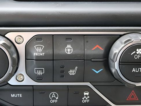 Used 2018 Jeep Wrangler Unlimited Sahara AWD/4WD image 25