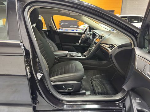 Used 2019 Ford Fusion SE image 16