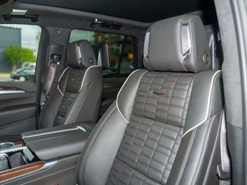 Used 2026 Cadillac Escalade Platinum Luxury AWD/4WD image 11