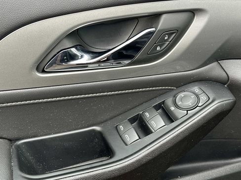 Used 2023 Chevrolet Traverse LT w/ Rear Camera Mirror Package image 16