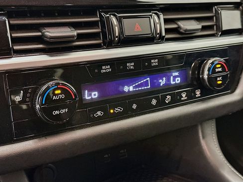 Used 2024 Nissan Pathfinder SV image 23