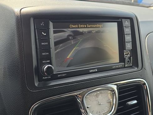 Used 2013 Chrysler Town & Country Touring FWD image 20