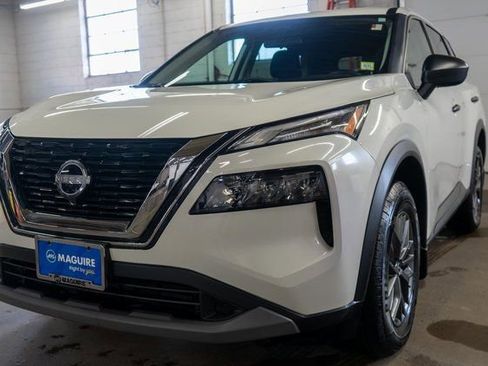 Used 2023 Nissan Rogue S image 2