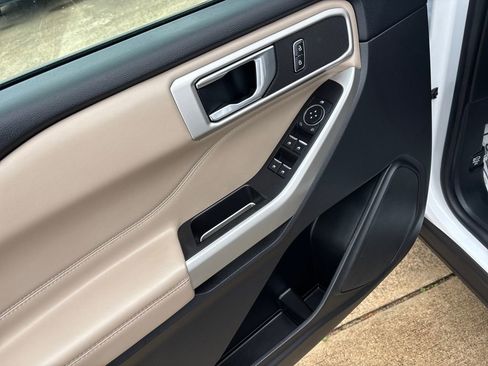 Used 2021 Ford Explorer XLT image 12