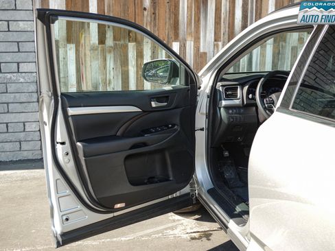 Used 2019 Toyota Highlander XLE AWD/4WD image 10