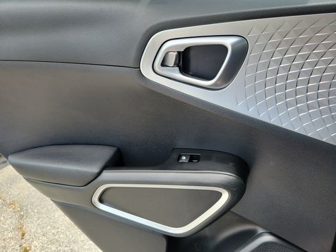 Certified 2025 Kia Soul LX FWD image 13