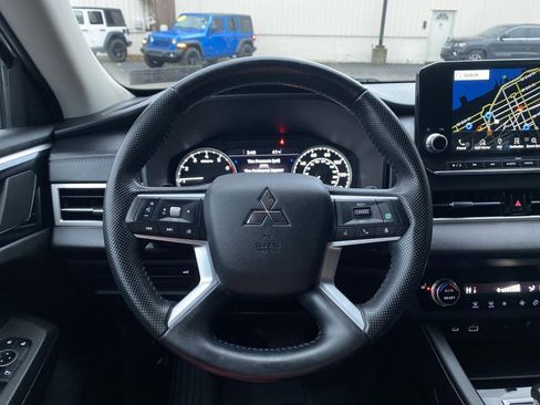 Used 2022 Mitsubishi Outlander SE image 2