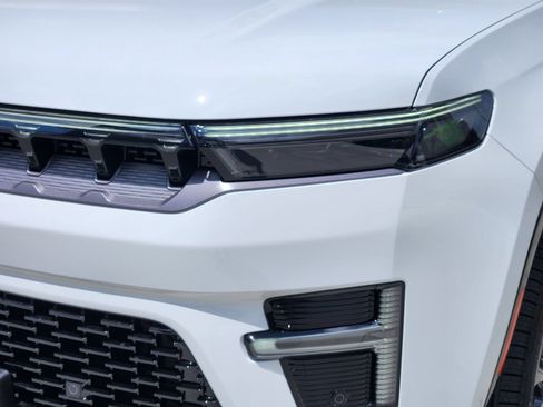 New 2026 Jeep Grand Wagoneer L Summit AWD/4WD image 9