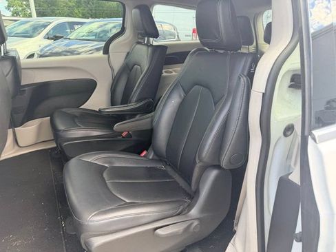 Used 2024 Chrysler Pacifica Limited FWD image 13