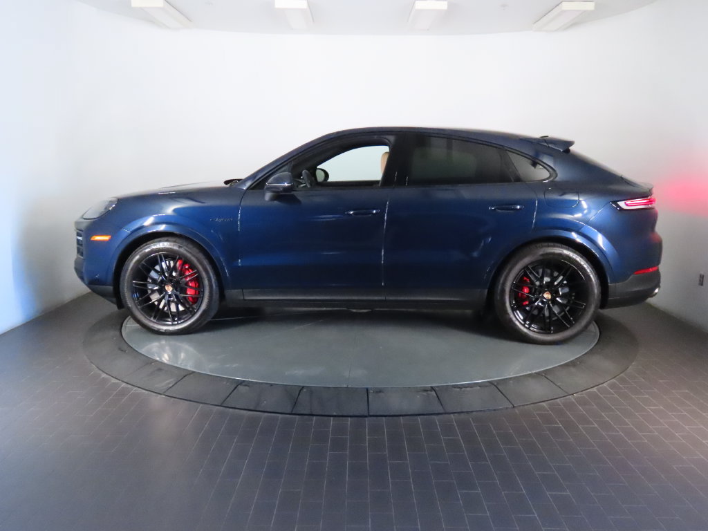 Used 2025 Porsche Cayenne S AWD/4WD image 2