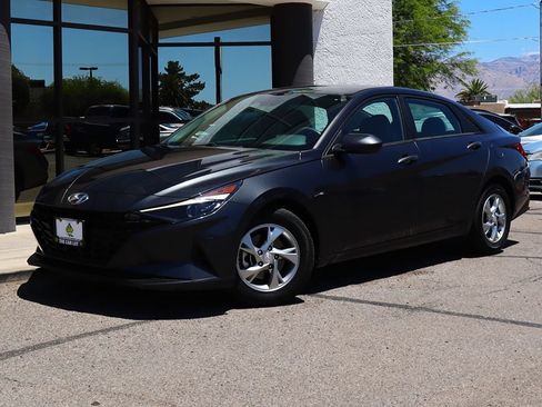 Used 2021 Hyundai Elantra SE FWD image 2