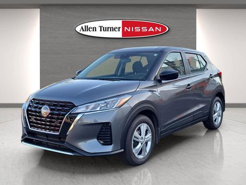 Used 2025 Nissan Kicks Play S image 2