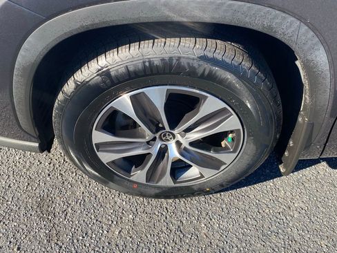 Used 2021 Toyota Highlander XLE image 23