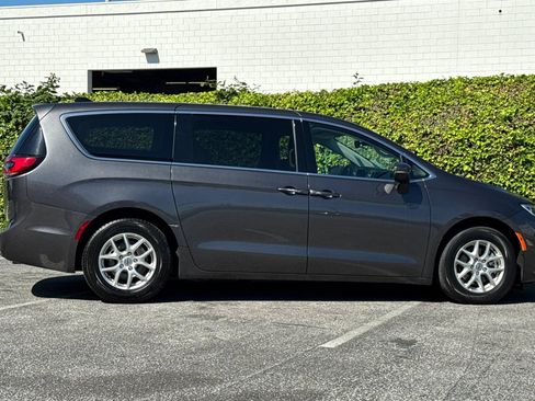 Used 2023 Chrysler Pacifica Touring-L FWD image 3