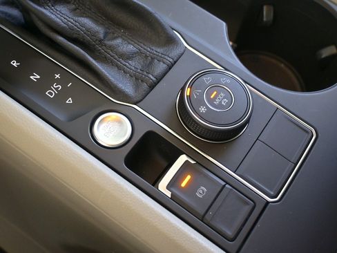 Used 2019 Volkswagen Atlas SE w/ Panoramic Sunroof Package image 25