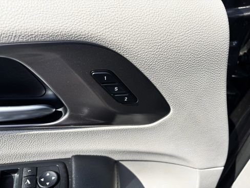 Used 2018 Chrysler Pacifica Limited w/ Advanced Safetytec Group FWD image 19