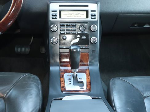 Used 2010 Volvo V70 image 15