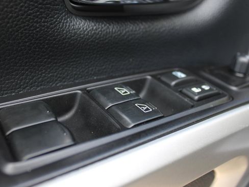 Used 2017 Nissan Titan SV image 15