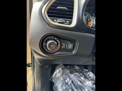 Used 2016 Jeep Renegade Latitude w/ Cold Weather Group image 20