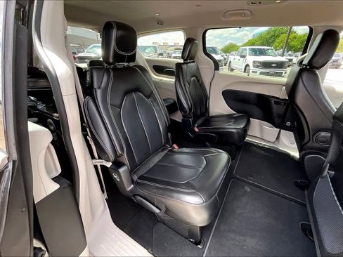 Used 2023 Chrysler Pacifica Touring-L FWD image 19