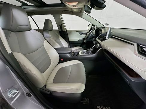 Used 2020 Toyota RAV4 Limited image 27