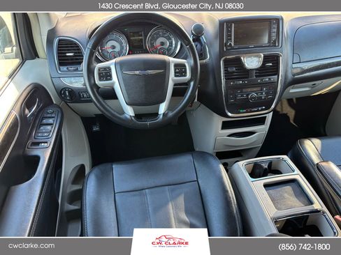 Used 2016 Chrysler Town & Country Touring image 14