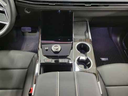 Used 2025 Cadillac Escalade Luxury w/ LPO, Floor Liner Package AWD/4WD image 17