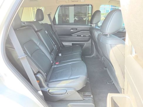 Used 2025 Nissan Pathfinder SL AWD/4WD image 7